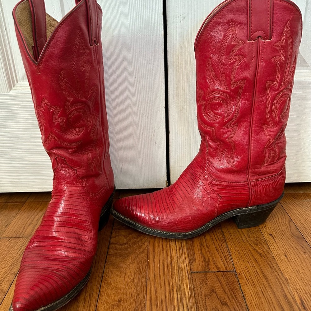 Vintage Justin’s red size 7.5. Excellent vintage condition